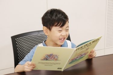 英語の絵本を読む子供