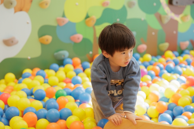 イングリッシュキャンプで遊ぶ小学生