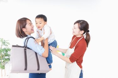 ベビーシッターに子供を預ける